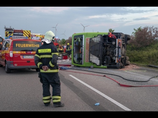 Pullman Flixbus si ribalta, 20 feriti in autostrada in Germania