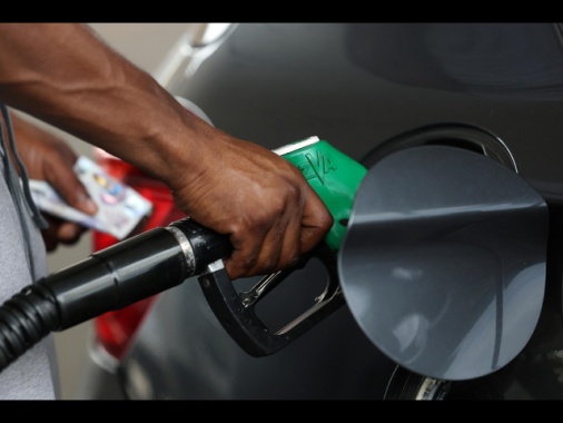 Scende il prezzo medio, benzina al self 1,738 euro al litro