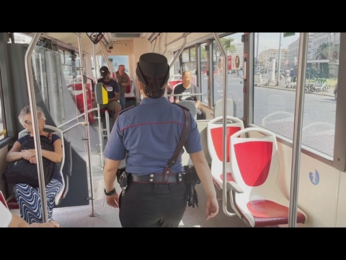 Aggressione razzista nel centro di Roma su bus di linea