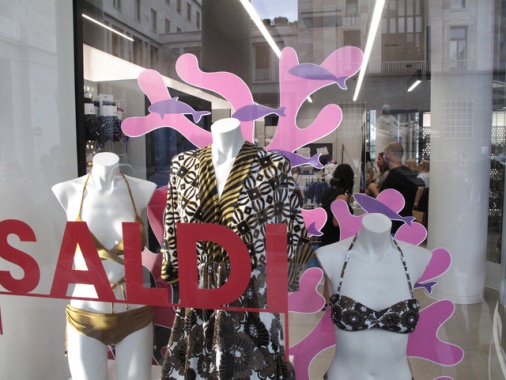 Domani saldi al via, 6 su 10 comprano, spesa media 218 euro