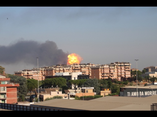 Esplode distributore, feriti vigile fuoco e operatori 118