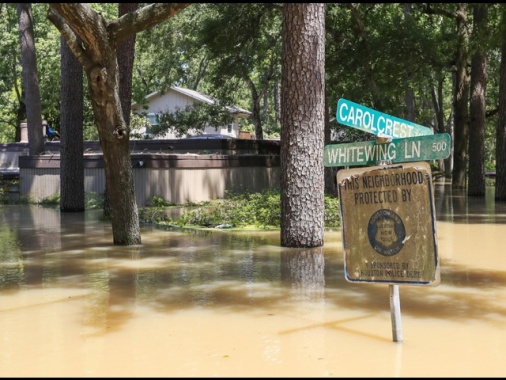 Almeno 6 morti per le alluvioni in Texas, bambini tra i dispersi