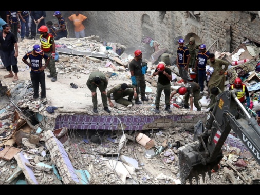 Pakistan: almeno otto morti nel crollo di un edificio a Karachi