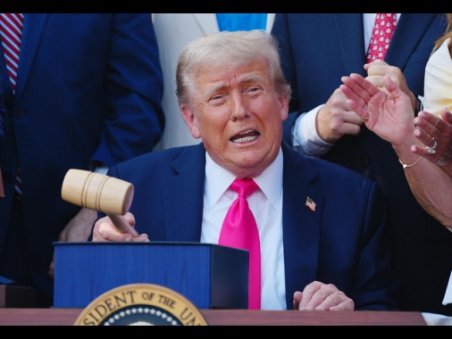 Trump, firmate 12 lettere per i dazi, partiranno lunedì