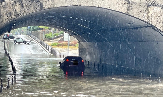 La conducente della vettura è riuscita a uscire dall’abitacolo (foto Domenico Ghiotto - Agenzia Blitz)