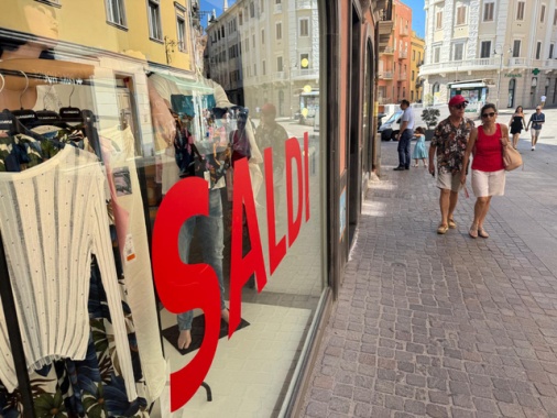 Saldi al via, spesa media di 92 euro a testa