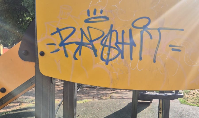 Le scritte più soft con cui sono stati imbrattati i nuovi giochi dei bambini