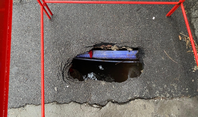 Varese, buca nel marciapiede: sotto scorre un 