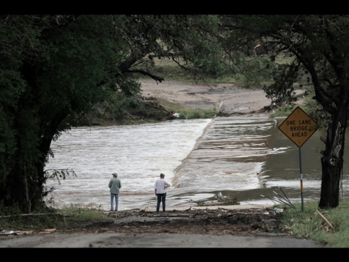 Si aggrava bilancio in Texas, morti sono 43, anche 15 bimbi