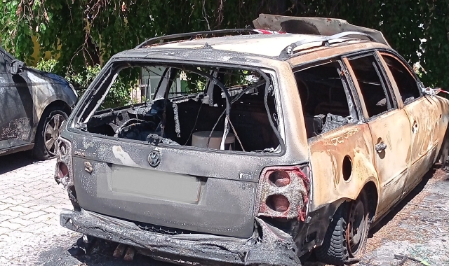 Varese, auto bruciate: «Qui da novembre»