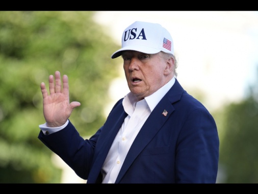 Trump: alle 12 partiranno le prime lettere sui dazi