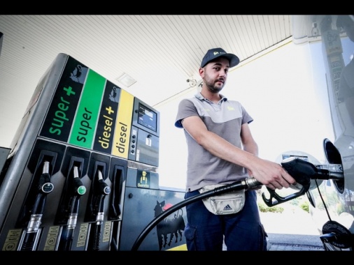 Carburanti ancora in calo, benzina self service a 1,734 euro