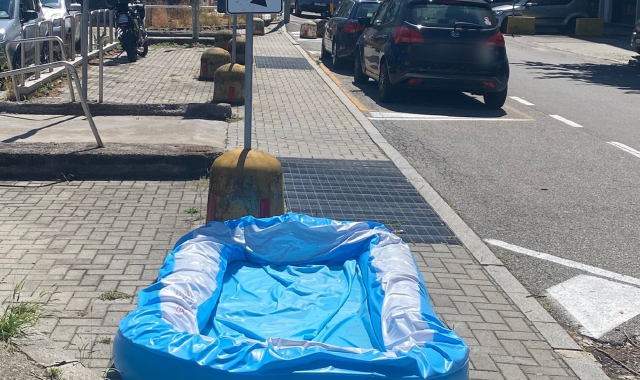 La piscina gonfiabile in via Tamagno