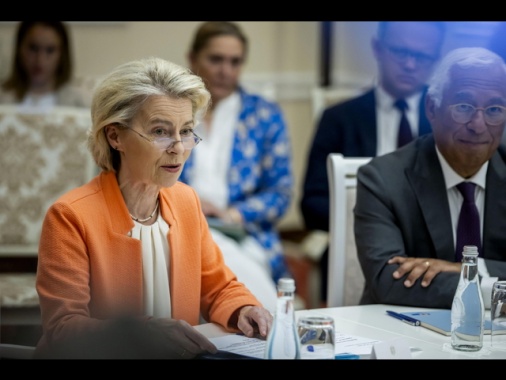 Von der Leyen, 'in corso una caccia alle streghe, non cederemo'