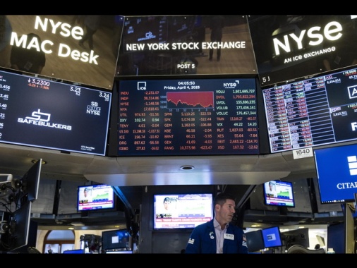 Wall Street peggiora con i dazi, Dj -1,44%, Nasdaq -1,26%