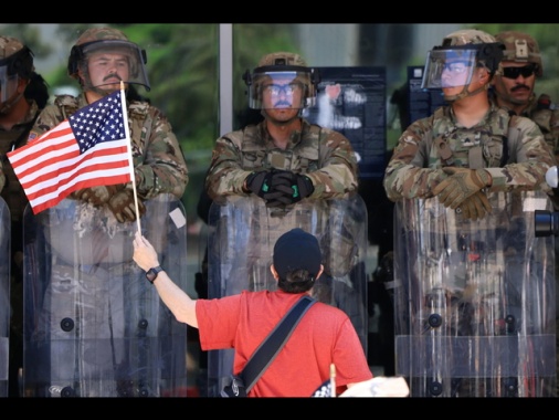Los Angeles, blitz di agenti federali in un parco cittadino