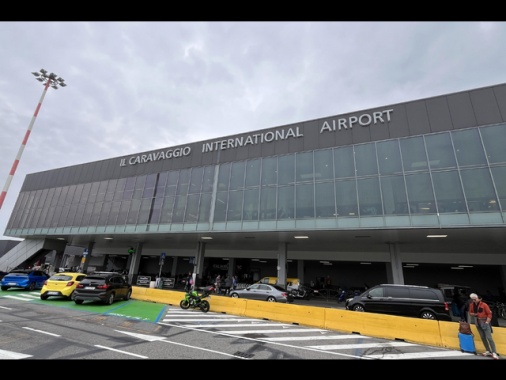 Uomo risucchiato dal motore di un aereo, voli sospesi a Orio