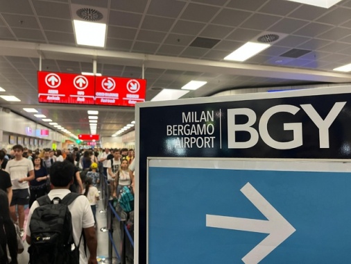 Risucchiato dal motore di un aereo, vittima è 35enne bergamasco