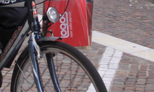 Droga nel fanale della bici: nei guai