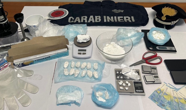 La cocaina e il materiale per il confezionamento sequestrati dai carabinieri