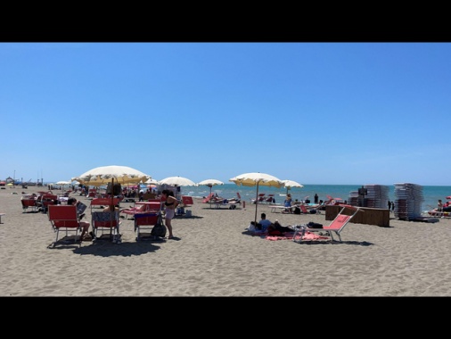 Scava buca in spiaggia, 17enne muore sotto la sabbia