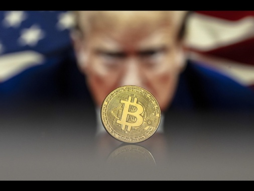 Borsa: Asia incerta coi dazi, arretra l'euro, bitcoin record