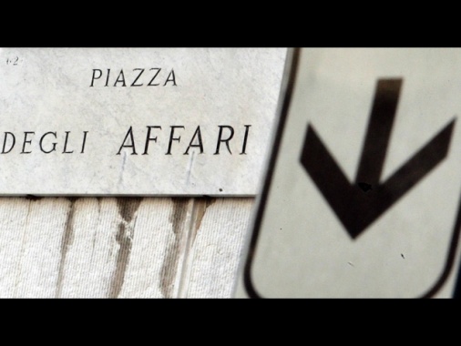 Borsa: a Milano timori per i dazi, giù Stellantis e Moncler