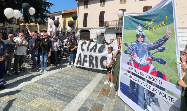 Questa mattina a Ferno i funerali di Omar Zin (foto Domenico Ghiotto, Blitz)