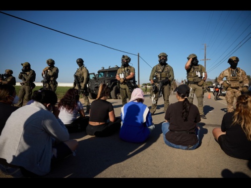California, lacrimogeni contro protesta per blitz anti immigrati