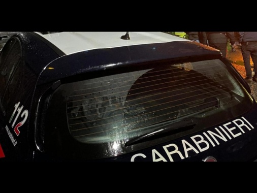 ++ Entra in casa durante festa e spara, una donna uccisa ++