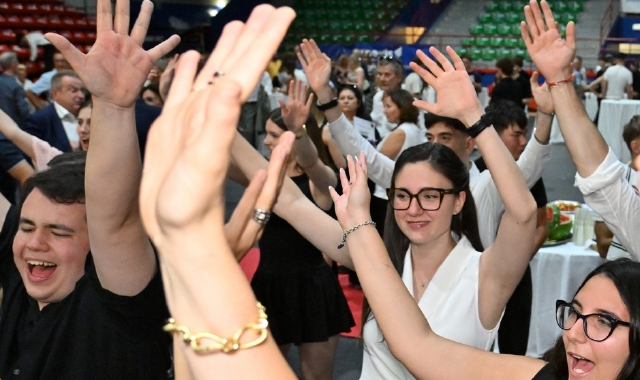 Dopo il diploma la festa: musica e balli al PalaBorsani