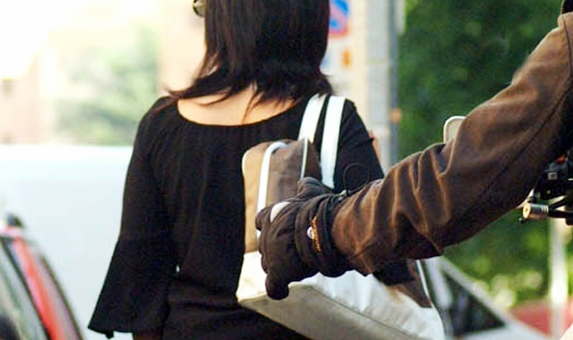 Non si gira dall’altra parte: insegue lo scippatore e recupera la borsa