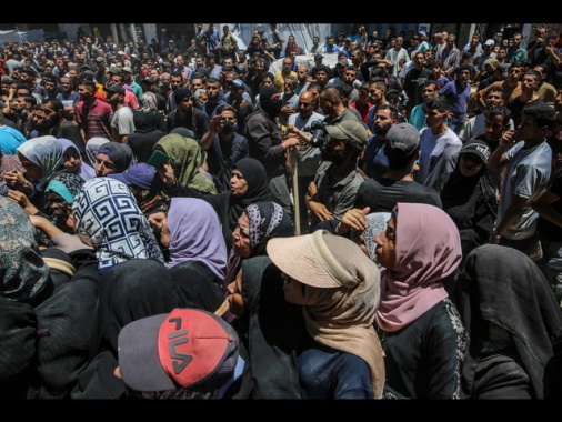 Israele apre il fuoco sulla folla a centro aiuti, 27 morti