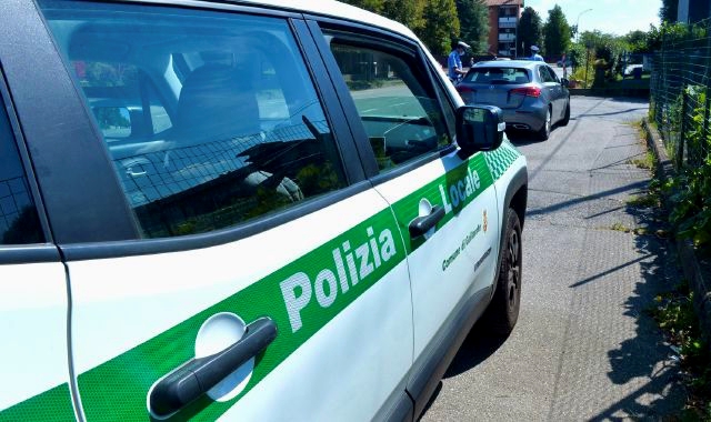 In auto senza assicurazione, inseguimento a Gallarate