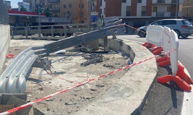 Il punto dove è avvenuto l’incidente all’intersezione tra la bretella e la rotatoria di largo Flaiano, in uscita dall’autostrada  (foto Blitz)