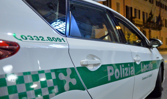 Urla e si spoglia in piazza Monte Grappa: mezzanotte agitata a Varese