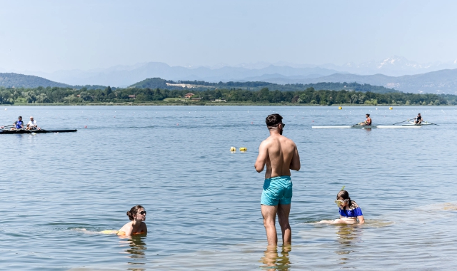 Sopra, il  documento del Comune allegato all’ordinanza di balneazione alla Schiranna. Il documento  specifica il divieto di fare il bagno in tutto il parco Zanzi e nel tratto davanti alla sede della Canottieri. Per le gare in programma nel fine settimana 