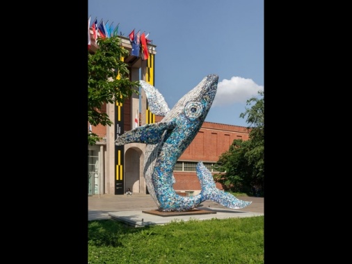 Incendiata la Balena di Allegrucci alla Triennale di Milano