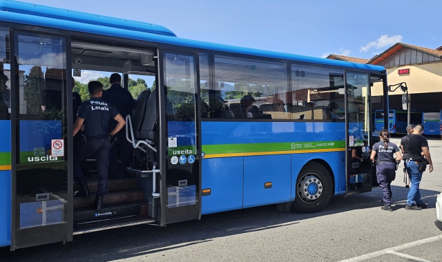 Polizia locale a bordo, più sicurezza sui bus tra Varese e Sesto Calende