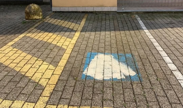 Raid a Malnate, via il parcheggio disabili