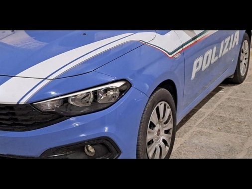 Adesca su Instagram una tredicenne e la violenta, preso