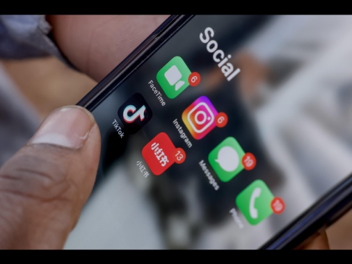 Da Ue app per verifica età su social, primo test in Italia