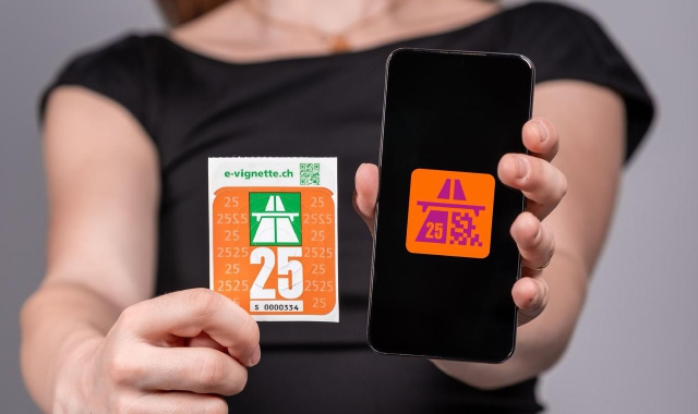 Il tagliando annuale che consente di viaggiare in tutte le autostrade svizzere senza costi aggiuntivi (foto CH.ch)