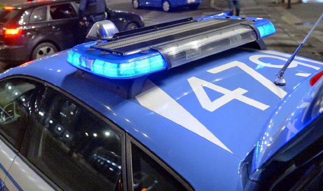 Minaccia di uccidersi e aggredisce i poliziotti: manette