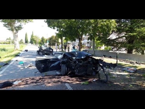 Fugge dai carabinieri e perde controllo auto, morto 23enne