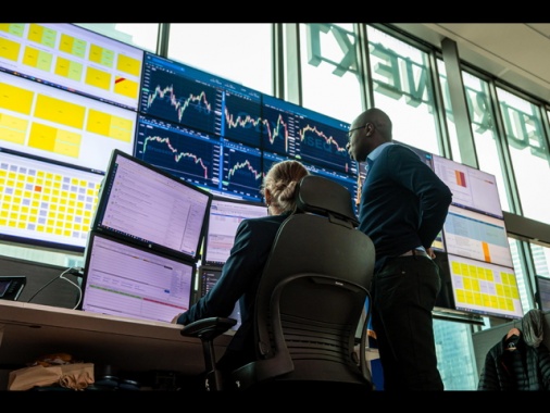 Borsa: Europa peggiora, Wall Street contrastata, Milano -0,4%