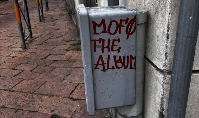 Una delle scritte apparse in centro