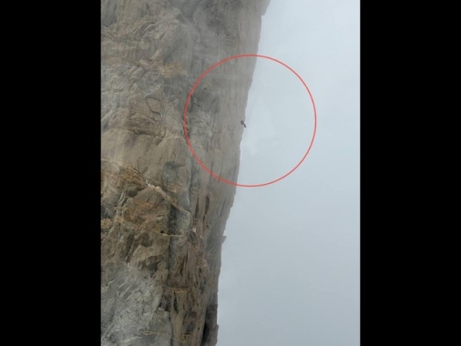 Alpinista appeso su parete Monte Bianco, ora il recupero