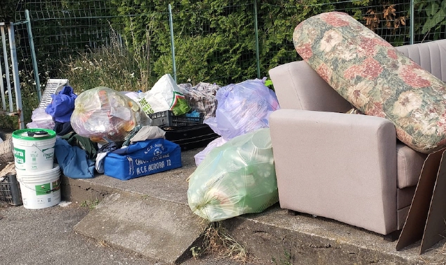 Gli ingombranti lasciati nella piazzola dei rifiuti normali: qualcuno ironizza parlando di installazione d’arte incompresa