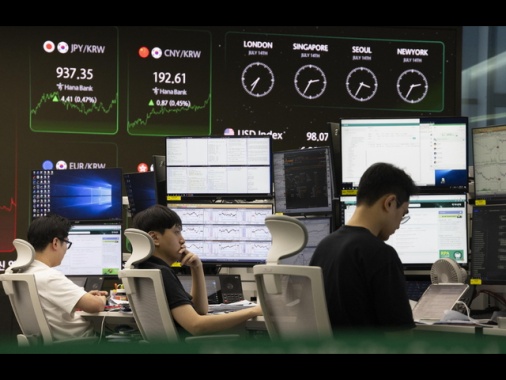 Borsa: l'Asia chiude fiacca tra dazi e scommesse sui tassi